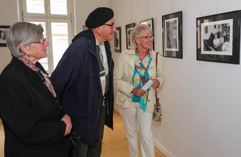 In der Brandsanierung: Besucher sehen sich Ingelore Lohses Fotoschau an.