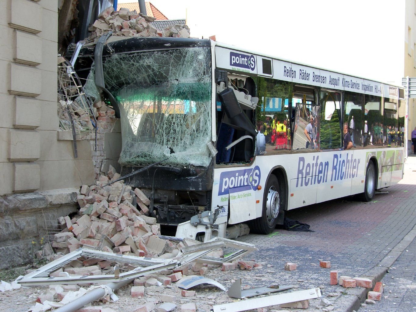In Halberstadt ist ein Bus in ein Haus gefahren. Der Busfahrer kam ums Leben. Mehrere Fahrgäste wurden verletzt.