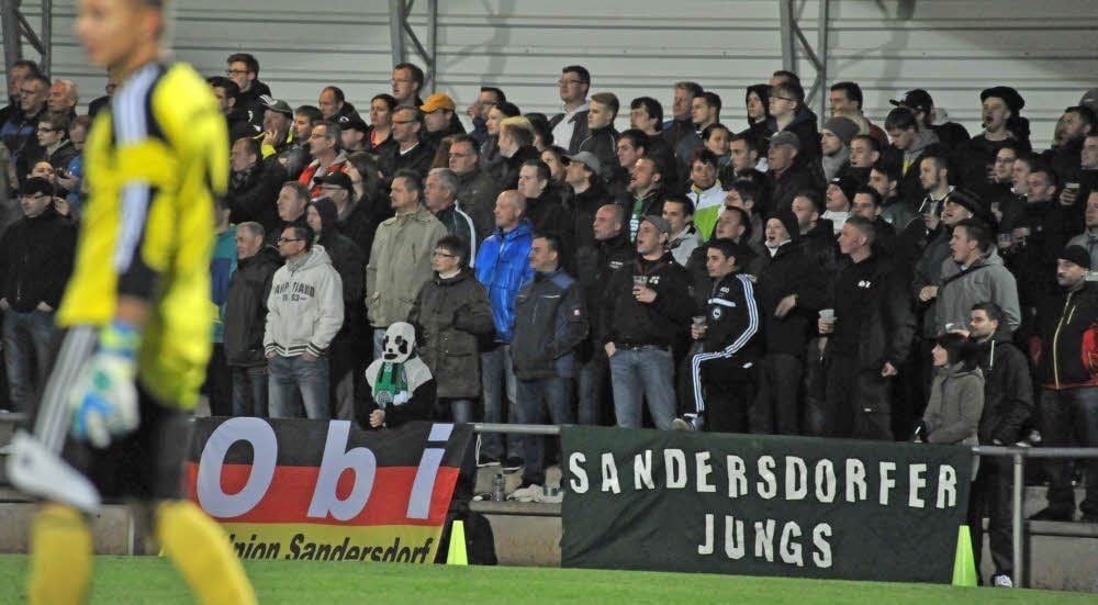Ein Bild mit ungewohnt vielen Zuschauern: 1 015 Fans wollten das Landespokal-Viertelfinalspiel zwischen Union Sandersdorf und dem 1. FC Magdeburg in der vergangenen Saison sehen. Die berühmte „Obi“-Fahne wird auch am Freitagabend wieder im Sport- und Freizeitzentrum hängen.