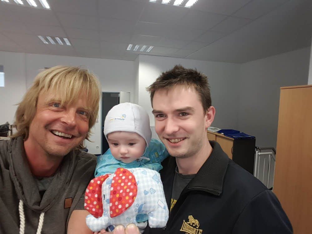Selfie bei der Übergabe an Jack Connor und Papa Steffen Bratka (r.) durch Frank Gehrmann.