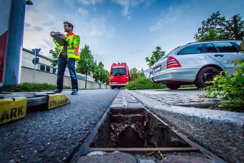 Ein Regenablaufgitter wurde am Sonntagabend in der Bürgermeisterstraße gestohlen.