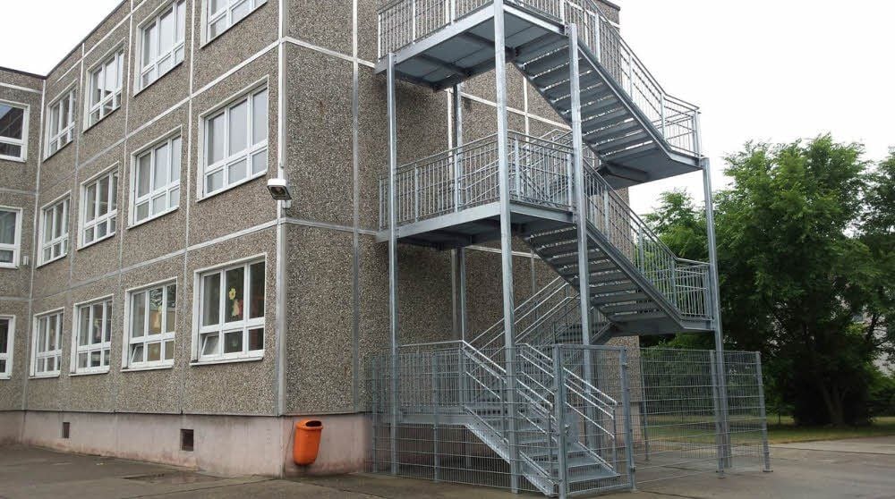 Die Feuertreppe an der Grundschule „Am Mühlberg“ in Hohenthurm hat keinen Zugang zu den beiden oberen Etagen des Schulgebäudes.