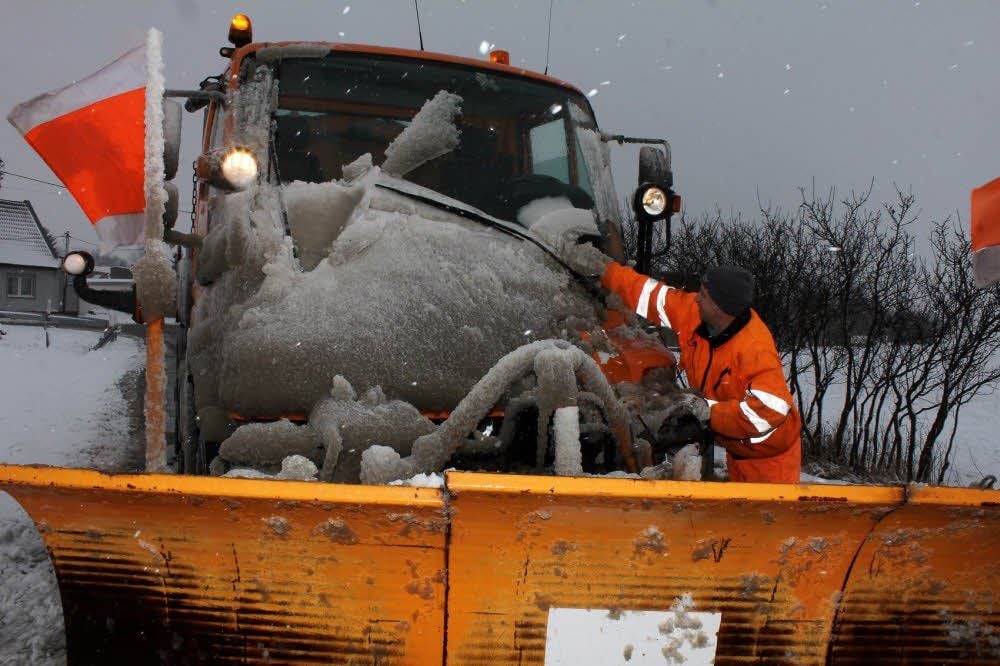 Der Winter hat noch einmal zugeschlagen. Sogar dieses Räumfahrzeug der Kreisstraßenmeisterei musste gestern von Schnee befreit werden.
