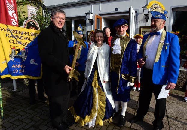OB Robby Risch lässt sich den Schlüssel zum Rathaus widerstandslos abnehmen.