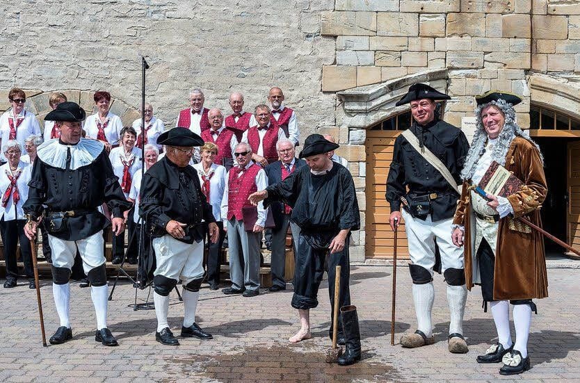 Szene aus dem Borlach-Spiel. Dahinter der Bad Dürrenberger Volkschor, der die Eröffnung feierlich umrahmte.