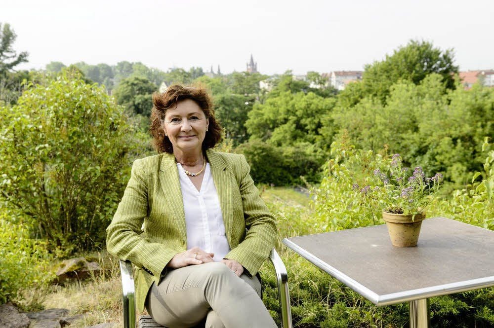 Petra Bratzke am Ort ihrer Kindheit - am Galgenberg in Halle.