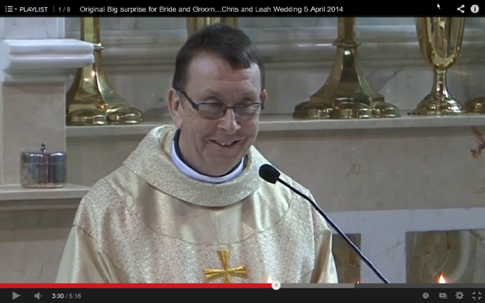 Father Ray Kelly überraschte das Hochzeitspaar mit einer besonderen Gesangseinlage.