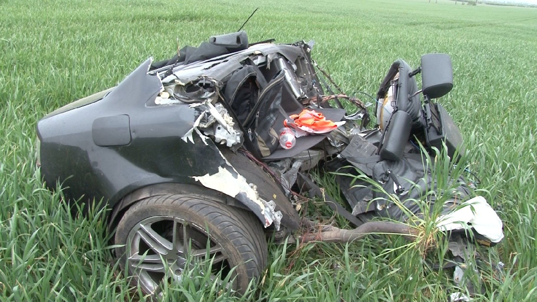 Der beteiligte Audi zerbrach beim Aufprall an einem Baum in zwei Teile.