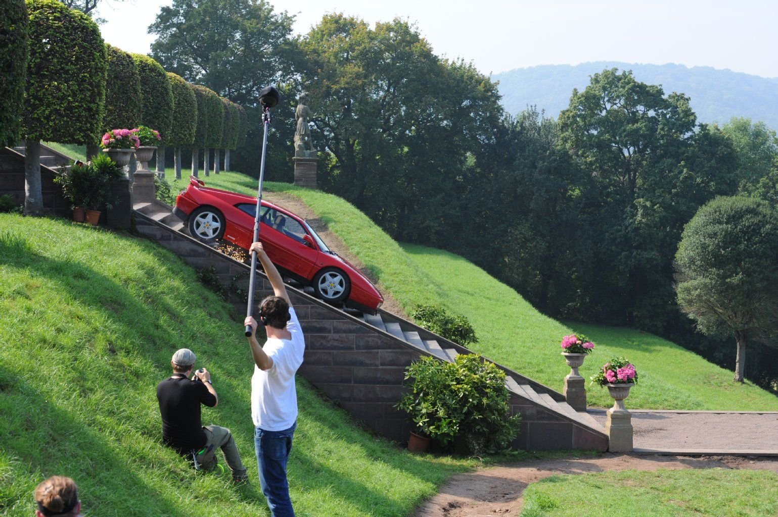 Actionreicher Dreh: Der rote Ferrari muss eine Treppe runter ...