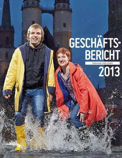 Matthias Schubert als Stürmer der Saale Bulls als Cover-Boy auf dem Jahresbericht der Stadtwerke.