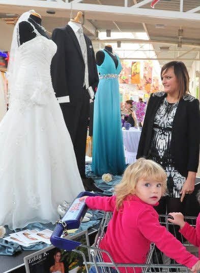 Auf der Hochzeitsmesse in Leißling sind Brautkleider ausgestellt.