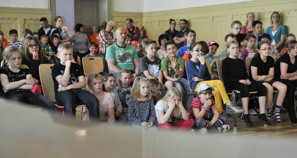 Beim Tag der offenen Tür lauschen die Schüler der Evangelische Grundschule Köthen der er Aufführung eines Märchenmix’ der Theatergruppe.