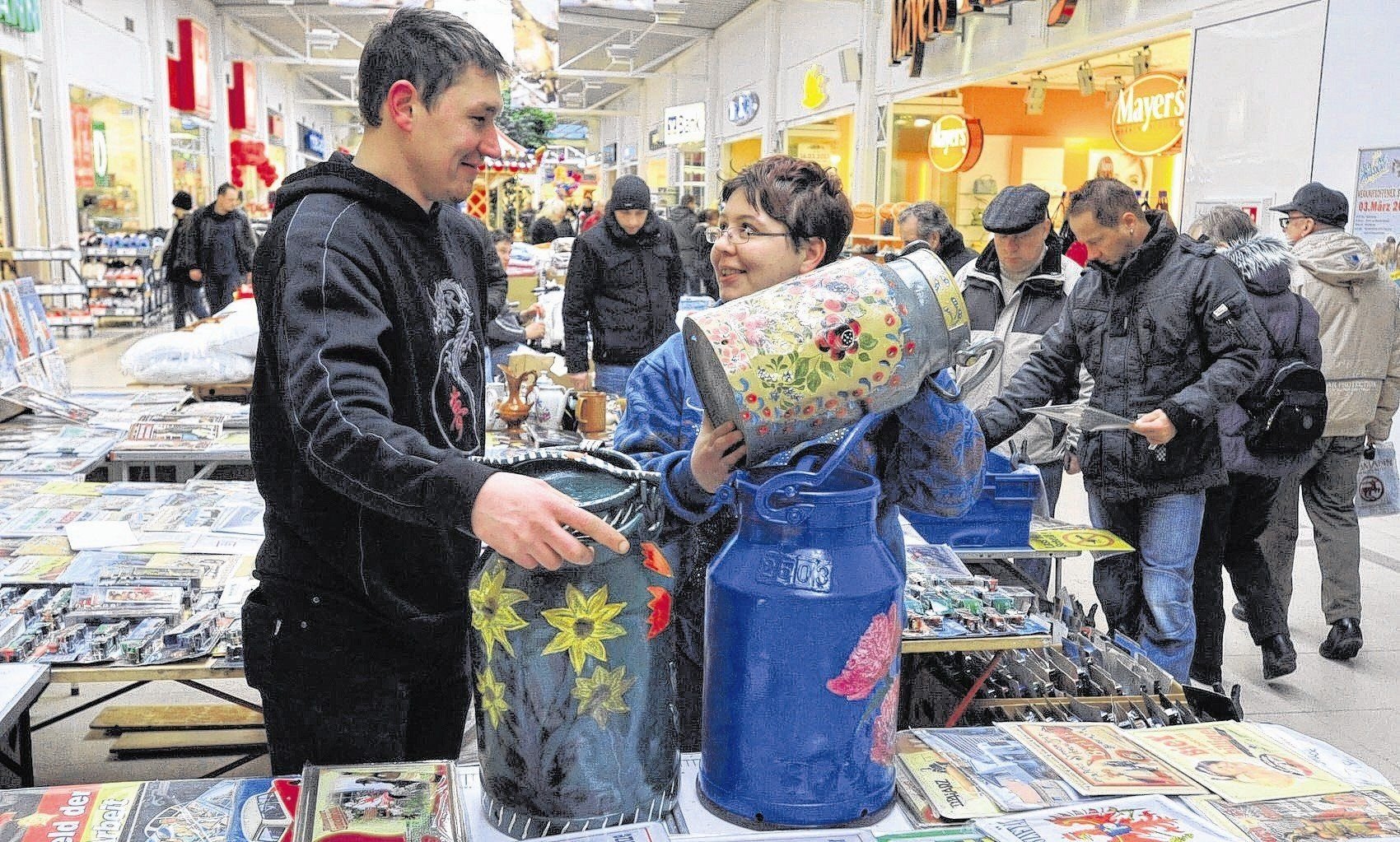 Mario Schiller aus Teuchern und Doris Zimmermann konnte das winterliche Wetter nicht abhalten, zum Trödelmarkt nach Leißling zu kommen.