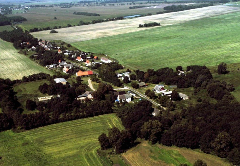 Aschersleben in Mecklenburg-Vorpommern aus der Vogelperspektive.