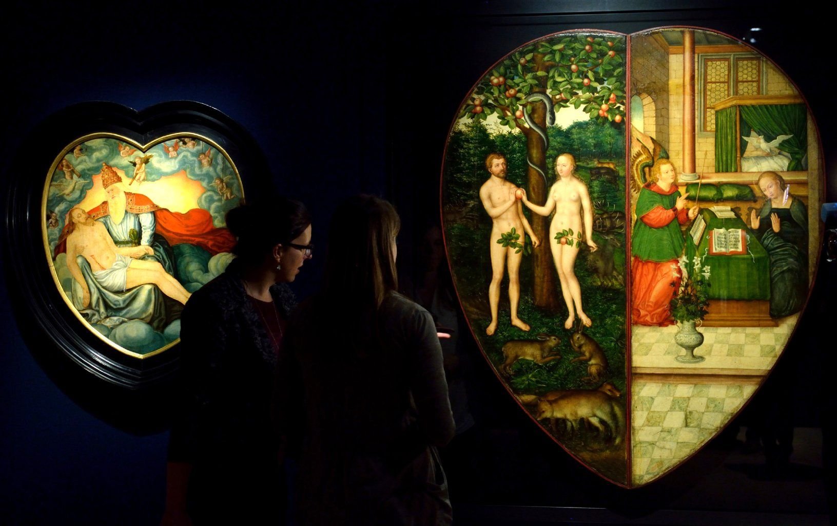 Besucher einer Vorbesichtigung betrachten Bilder der Ausstellung «Lucas Cranach der Jüngere - Entdeckung eines Meisters» im Augusteum in Wittenberg.