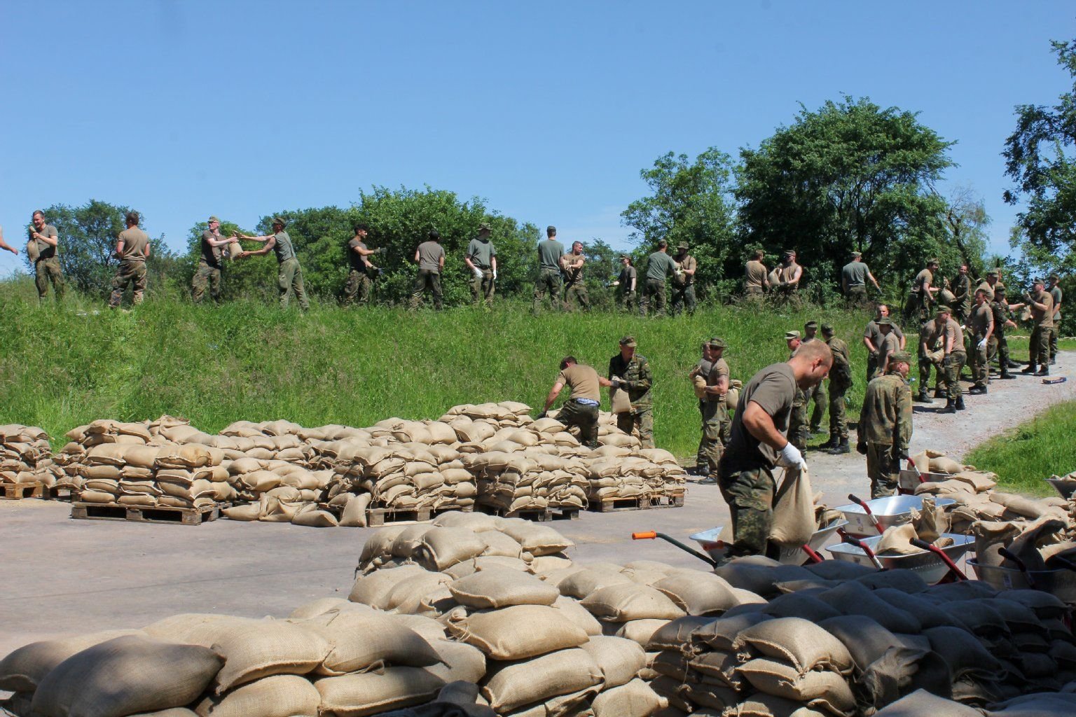 Am 06. Juni stand das Hochwasser in Aken bei rund 720 cm: Etwa 300 Bundeswehrsoldaten sichern den Deich in Aken Orstteil Obselau vor dem Hochwasser.