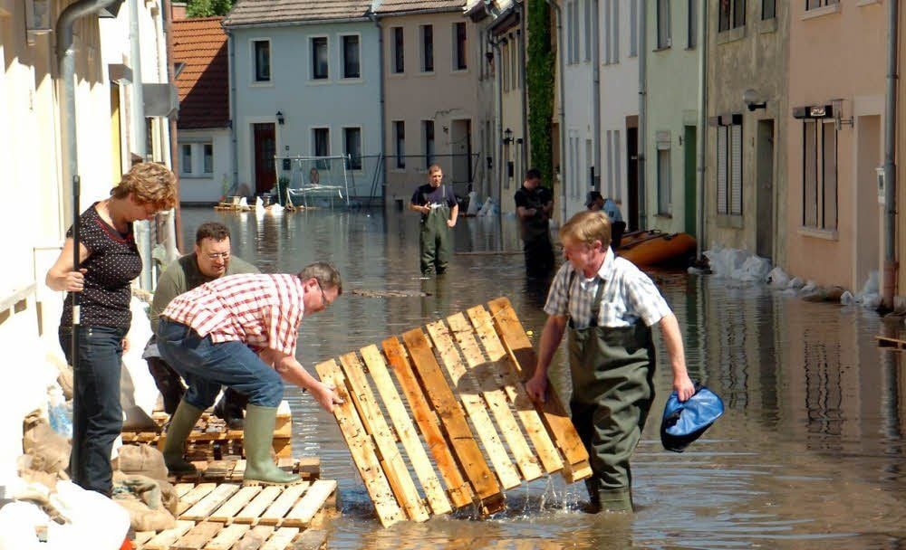 Die Gartenstraße wurde im Juni 2013 vollständig überschwemmt. Die Anwohner klagen bis heute über nasse Böden. Dafür verantwortlich könnte auch Abwasser sein, das aus maroden Leitungen im Erdreich versickert. Obwohl der Wasserverband Saale-Fuhne-Ziethe dies seit vier Jahren weiß, hat er nichts unternommen.