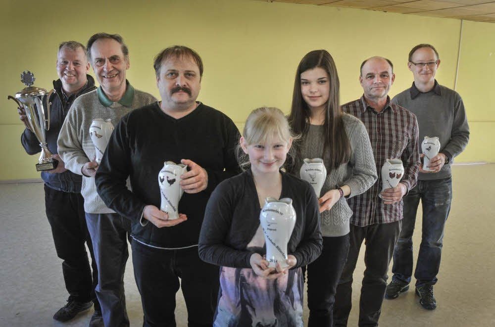 Die Kreismeister des Zuchtjahres 2014: Ralf Renker (Wanderpokal), Kurt Bäsler (Wassergeflügel), Jochen Paasch (Großhühner), Mareike Engel (Jugendkreismeister), Sophie Valteich (Jugendkreismeister), Dietmar Herrmann (Zwerg-Hühner) und die 1. Zuchtgemeinschaft Römer-Tauben (von links)