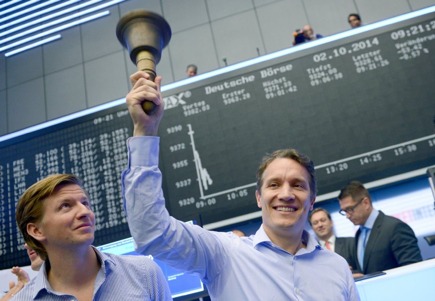Oliver Samwer (r.), Vorstandsvorsitzender und Gründer des Berliner Internet-Beteiligungsunternehmens Rocket Internet, läutet auf dem Parkett in Frankfurt am Main beim Börsengang neben Vorstandsmitglied Alexander Kudlich die Börsenglocke.