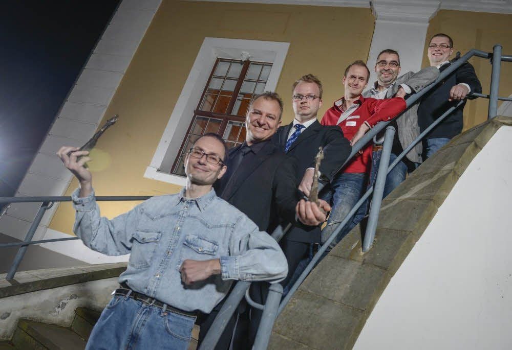 Preisträgerfoto vor der Stadthalle Zerbst: Martin Schneider, Rene Zein (Aken), David Gramzow, Norman Redemske, Jens Schneider und Sebastian Kaiser (v.l.).