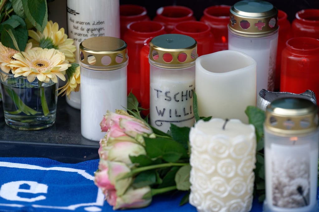 Blumen und Kerzen vor dem Haus in Köln-Mülheim, in dem der verstorbene Schauspieler Willi Herren wohnte.