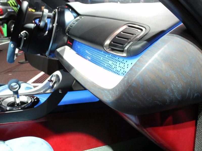 Eine Sache des Geschmacks: die Oberflächen im Stil von blau gekalktem Eschenholz im Mini Clubman.