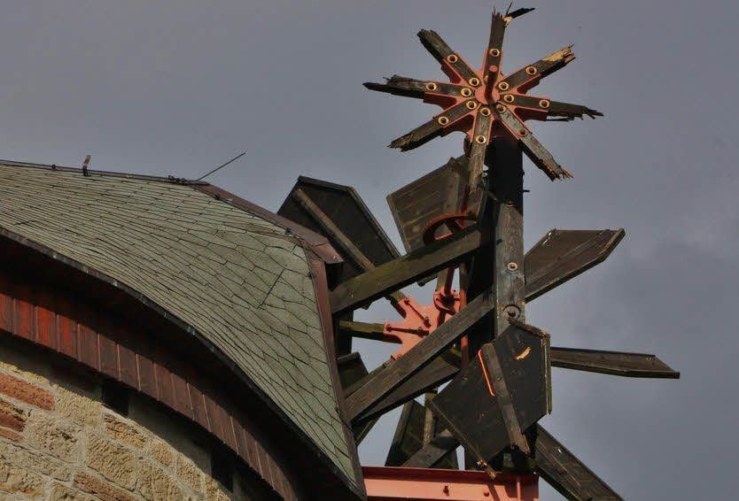 Der Sturm hat die Windrose auf der Mühle Lodersleben zerfetzt.