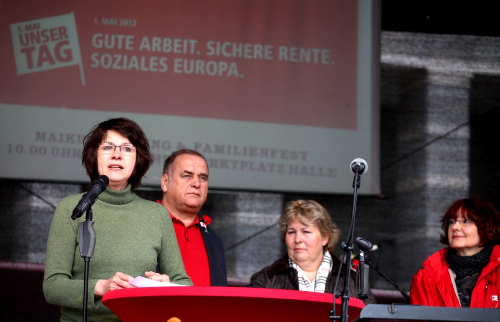 Anne Voß (links) von der Gewerkschaft Verdi sprach bei der traditionellen Kundgebung zum Tag der Arbeit auf dem halleschen Marktplatz über die Sparpläne der Landesregierung.