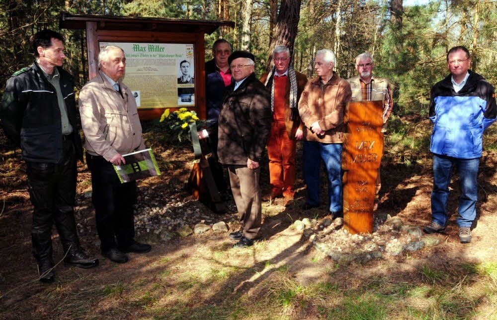 Am 70. Jahrestag des Absturzes von Max Miller wurde an der Gedenkstätte in der Glücksburger Heide ein Blumengebinde niedergelegt.