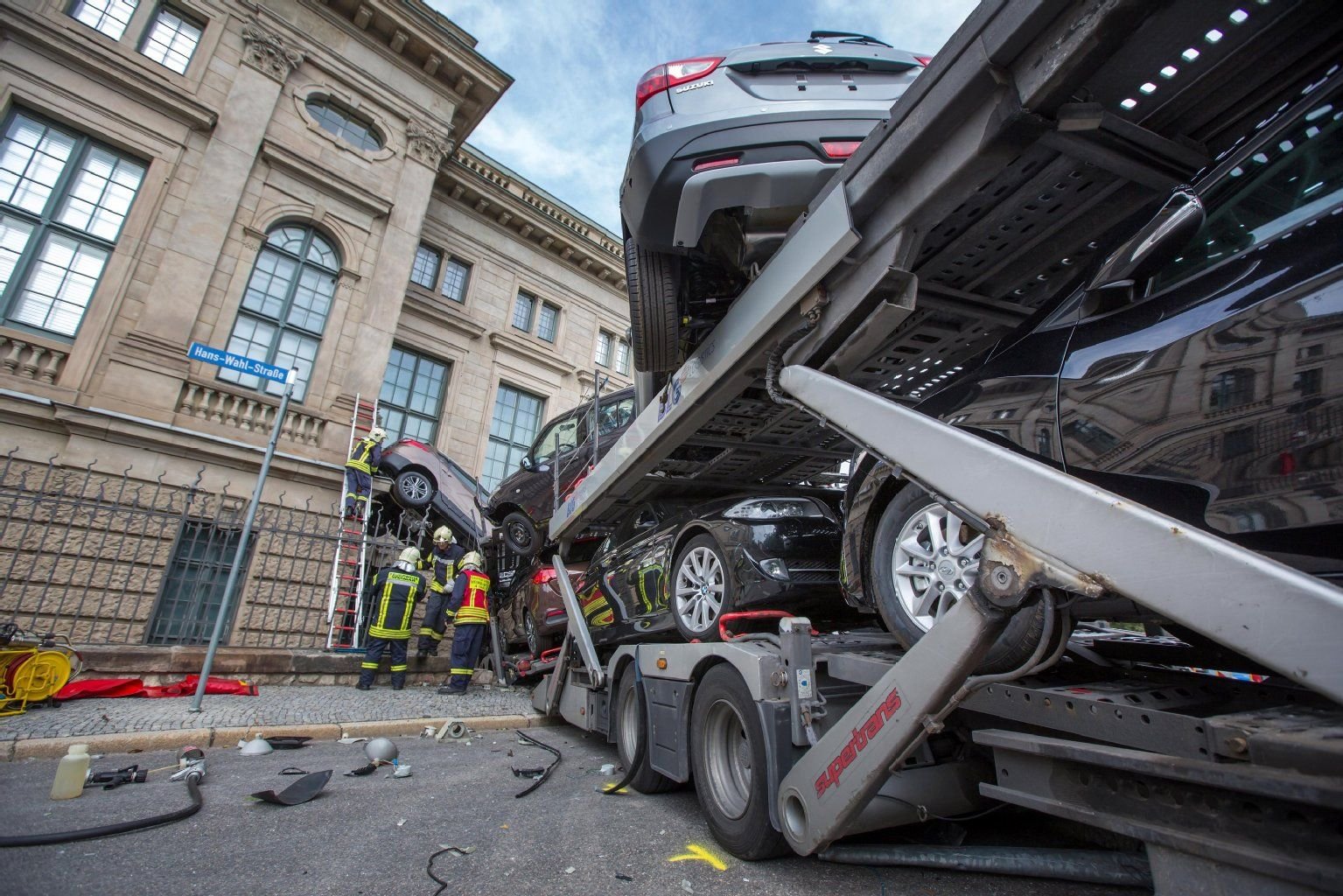 Rettungskräfte bergen die Pkw von einem verunglückten Autotransporter vor dem Goethe- und Schiller-Archiv in Weimar.