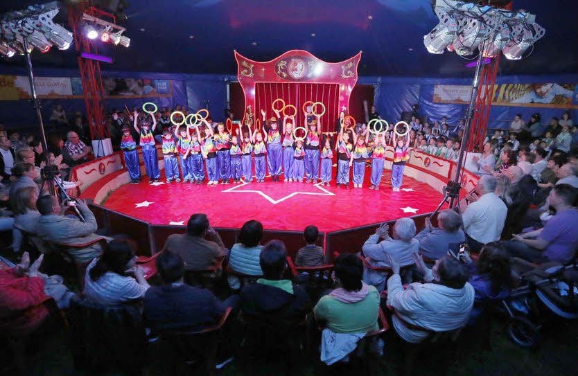 In der Zirkusmanege bejubelten die Zuschauer die Leistungen der Schüler.