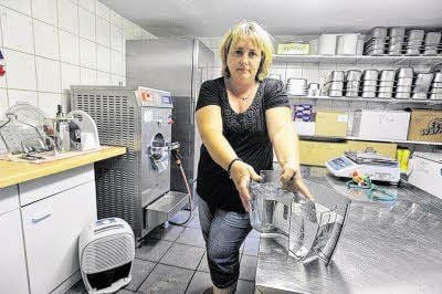 Im Café del Mar laufen die Entfeuchter auf Hochtouren, die Behälter sind immer wieder voll mit Wasser wie Beatrix Schierhorn zeigt.