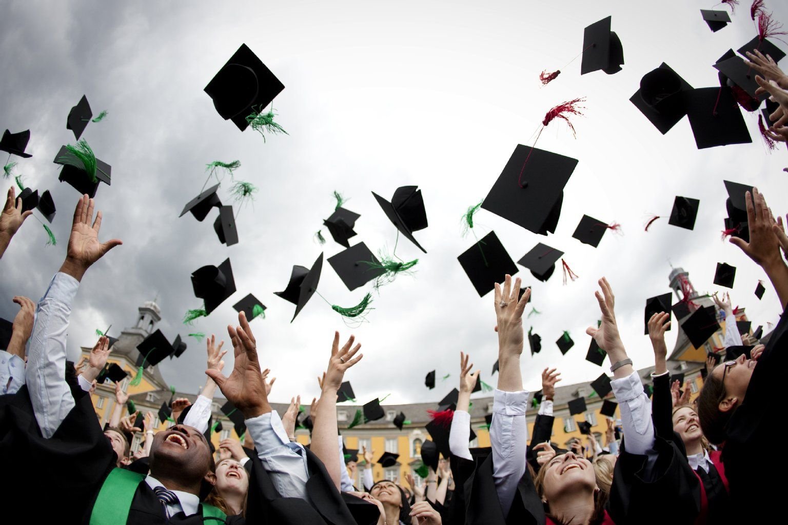 Endlich fertig mit der Uni: In den folgenden Monaten wird mancher überrascht sein, wie groß die Spanne bei den Einstiegsgehältern ist.