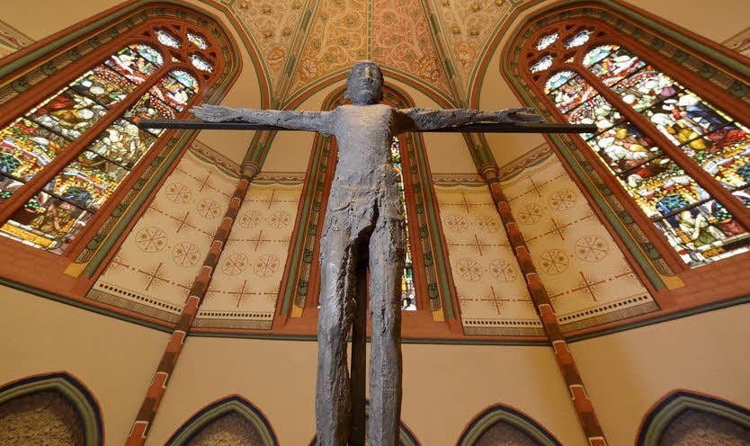 Das neue Altarkreuz in der Pauluskirche.