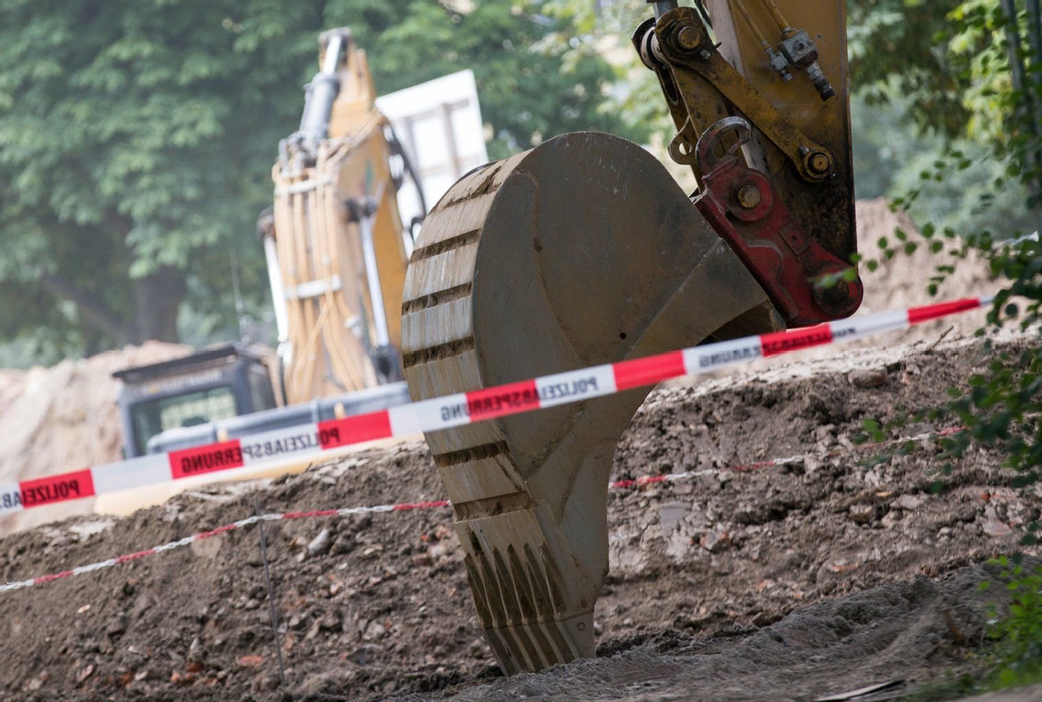 Die Baufahrzeuge mussten nach dem Bombenfund in Magdeburg ihre Arbeit einstellen.