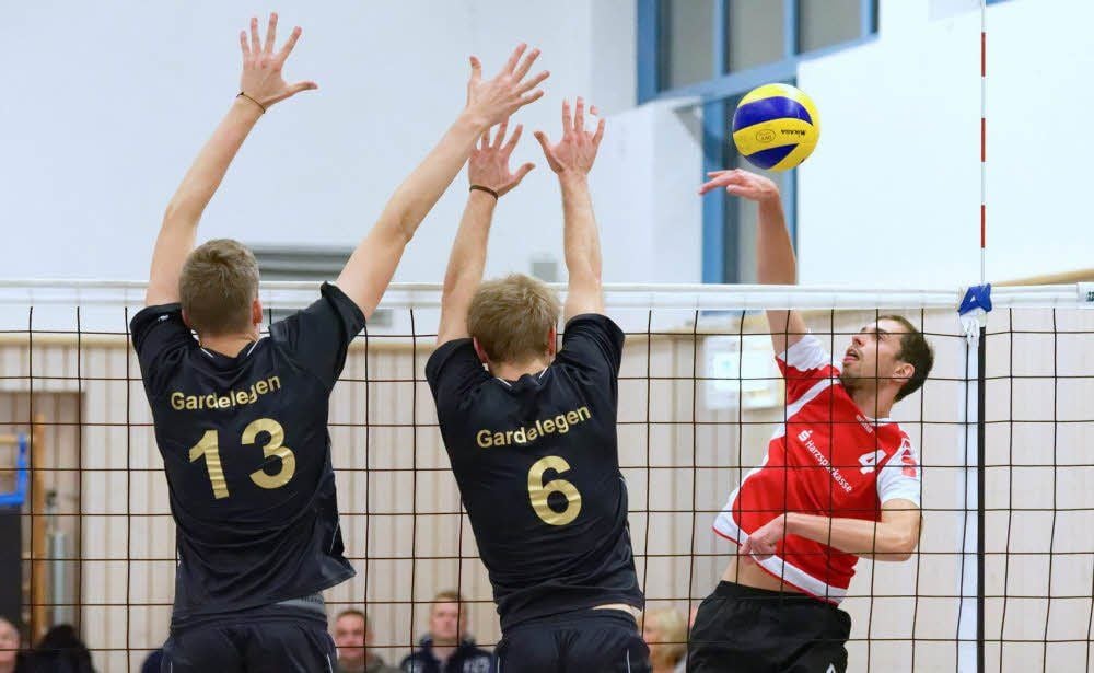 In der spannenden Begegnung kann der Ballenstedter Dennis Winkler (re.) den Gardelegener Block überwinden.