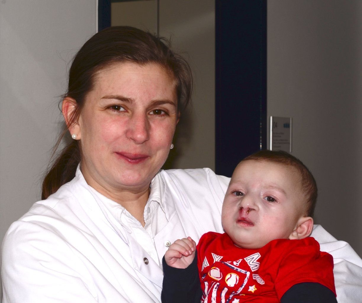 Erti nach Operation - Oberärztin Dr. Scheller mit dem kleinen Erti nach der Operation.