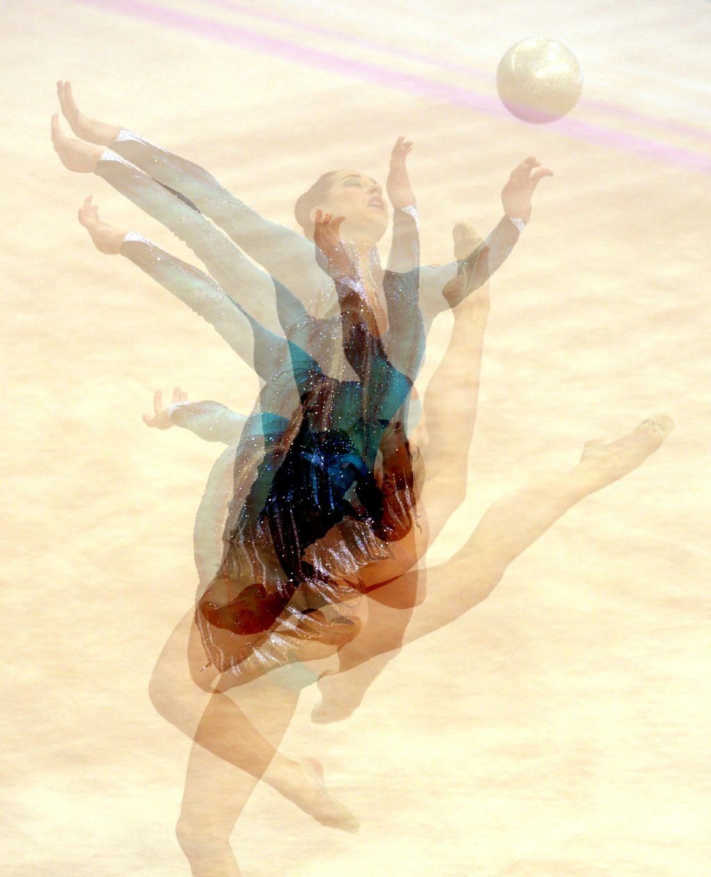 Eine Sportlerin beim Weltcup der Rhythmischen Sportgymnastik