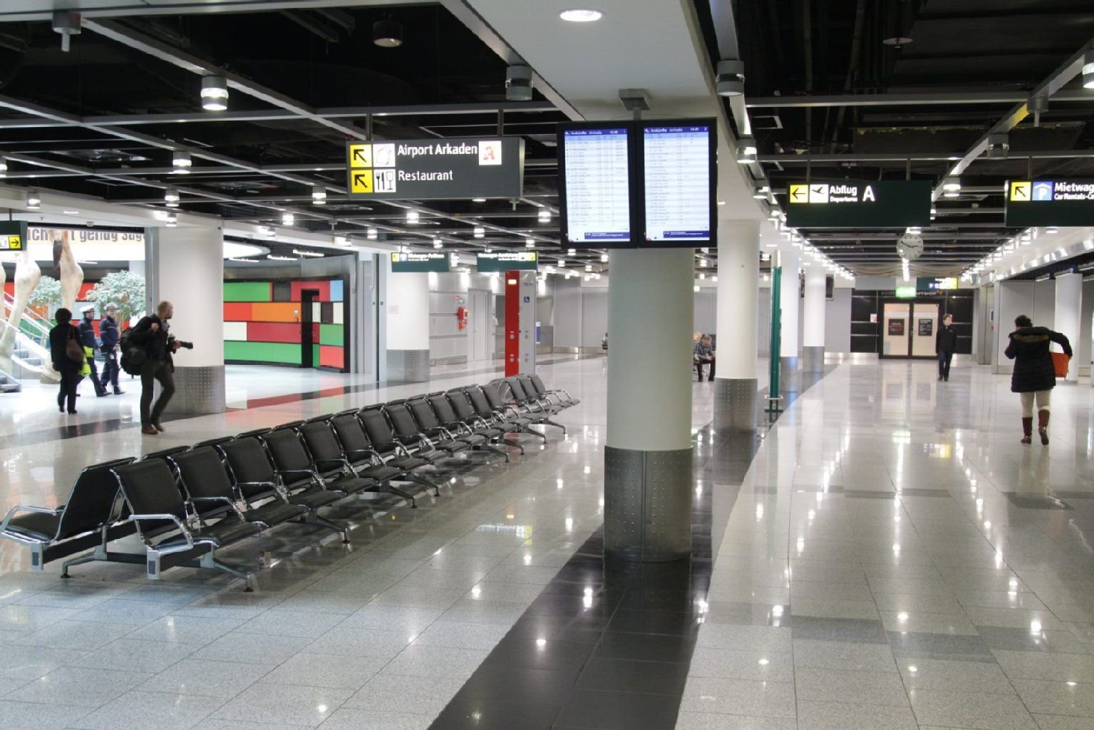 Leere Wartehallen, beängstigende Stille: der Düsseldorfer Flughafen am Dienstagnachmittag