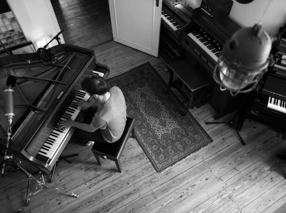 Über die Tasten gebeugt: Nils Frahm bei der Arbeit im Durton-Studio, das auch sein Zuhause in Berlin-Wedding ist.