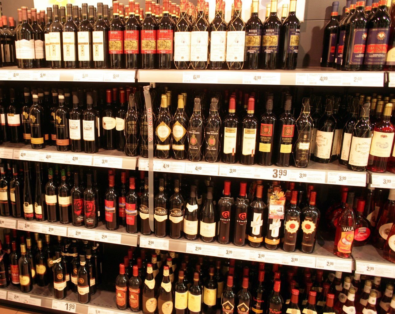 Ein Regal mit Wein und Spirituosen in einem Supermarkt