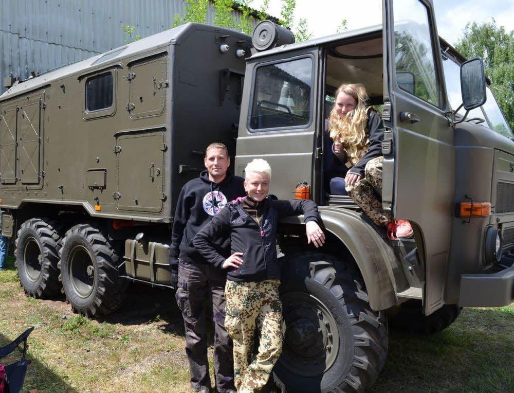 David und Nicole Detzner mit ihrer Tochter Leony. Die Hettstedter Familie fährt einen „Star 266“.