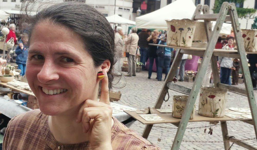 Die Töpferin Anke Böhme aus Reppichau präsentiert ihre selbst gefertigten und entworfenen Ohrclips. Sie war nur eine von rund 40 Händlern, die auf dem 18. Köthener Töpfermarkt ihre Produkte zum Kauf anboten.