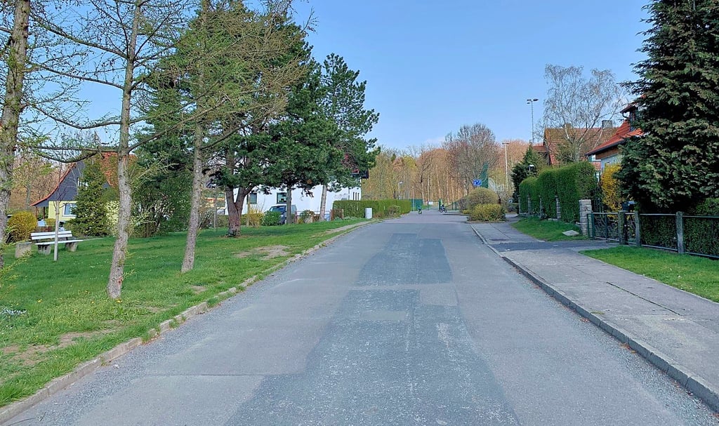 Um die Grünfläche (links) zu erhalten, werden die Parkplätze auf der rechten Seite der Ilsenburger Damaschkestraße gebaut. Zum Teil werden sie in den Fußweg hineinreichen.
