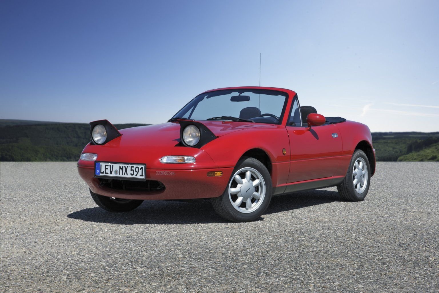 Die erste Generation des Mazda MX-5 mit den charakteristischen Klappscheinwerfern (1990 bis 1997)