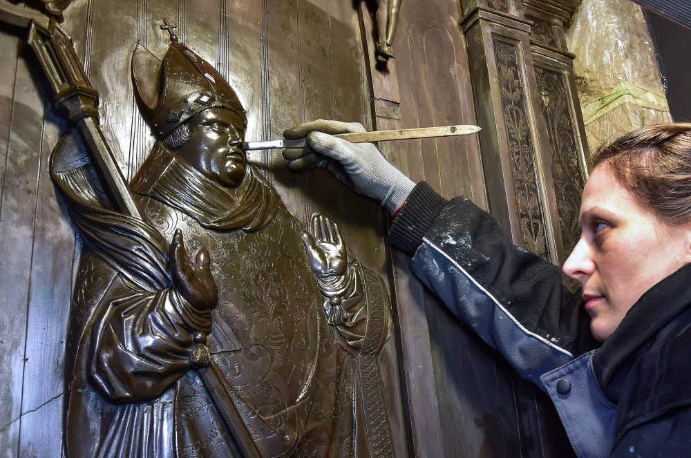 Restauratorin Henrike Rutsche ist damit beschäftigt, das Epitaph des Bischofs Sigismund von Lindenau zu reinigen.