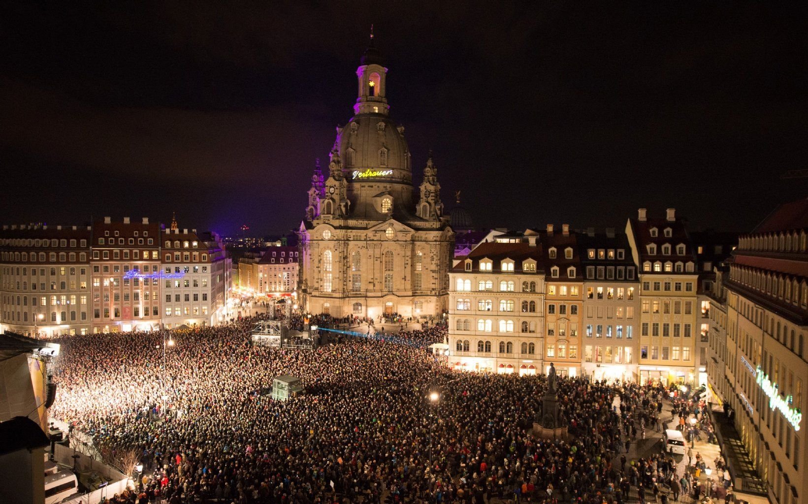 Zuschauer stehen während des Bürgerfests vor der Frauenkirche auf dem Neumarkt in Dresden.
