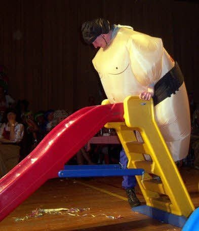 Ein Japaner beim Hallen-Skispringen