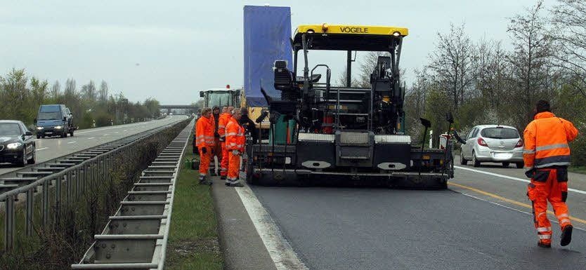 Mit schwerer Technik rücken Arbeiter derzeit Rissen und anderen Schäden auf der Piste zu Leibe. Ab 18. Mai wird dann großflächig zwischen Sangerhausen-Süd und Roßla gearbeitet.