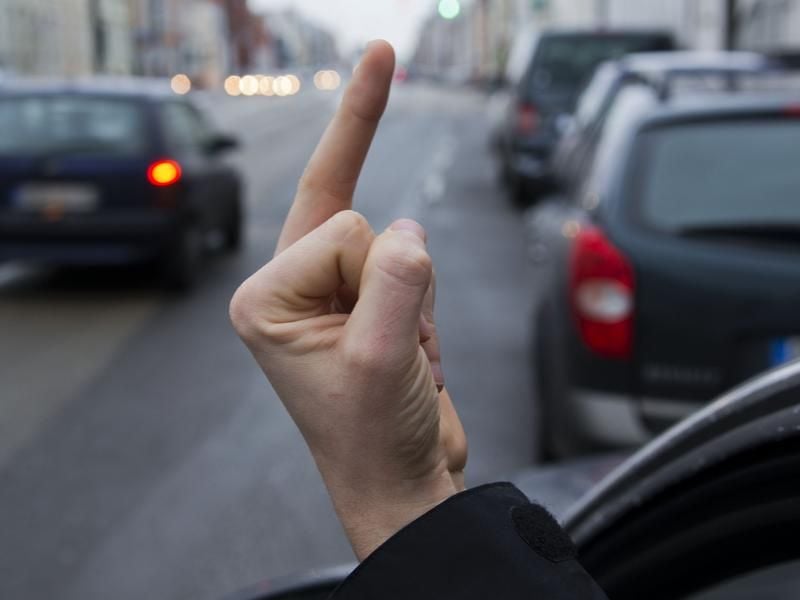 Beim Streit um den Parkplatz sollte man den Stinkefinger nicht einsetzen. Das könnte teuer werden.